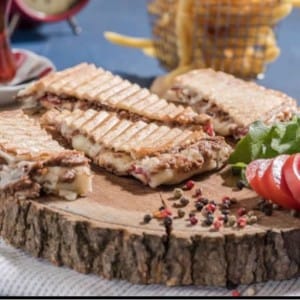 Kavurma Kaşar Tost
